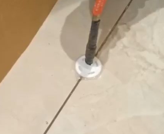 奇台瓷砖空鼓维修公司专业解答瓷砖在铺贴过程中，如果没有涂抹均匀到位的粘结材料（如水泥砂浆或瓷砖胶），可能会导致以下问题