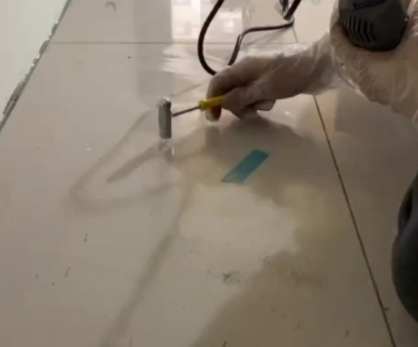 奇台瓷砖开裂维修公司专业分享瓷砖在铺贴前如果没有沥干水分，将会导致以下问题